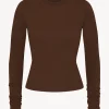 FITTED CREWNECK LONG SLEEVE T-SHIRT