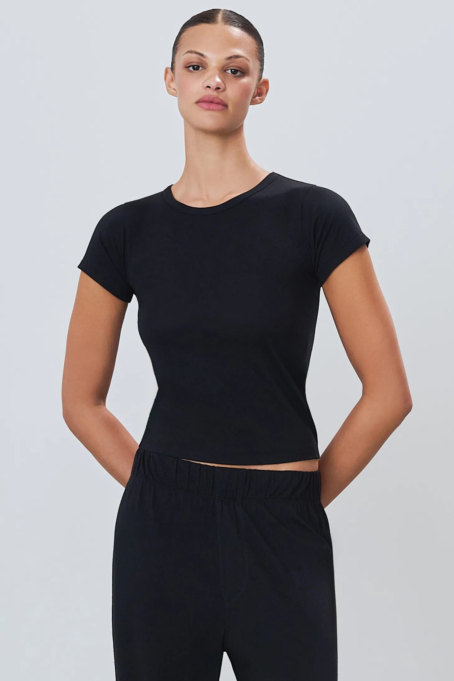 FITTED CREWNECK SHORT SLEEVE T-SHIRT