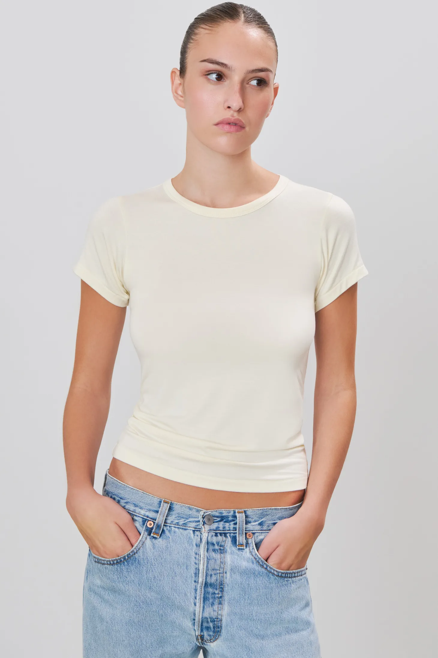 FITTED CREWNECK SHORT SLEEVE T-SHIRT