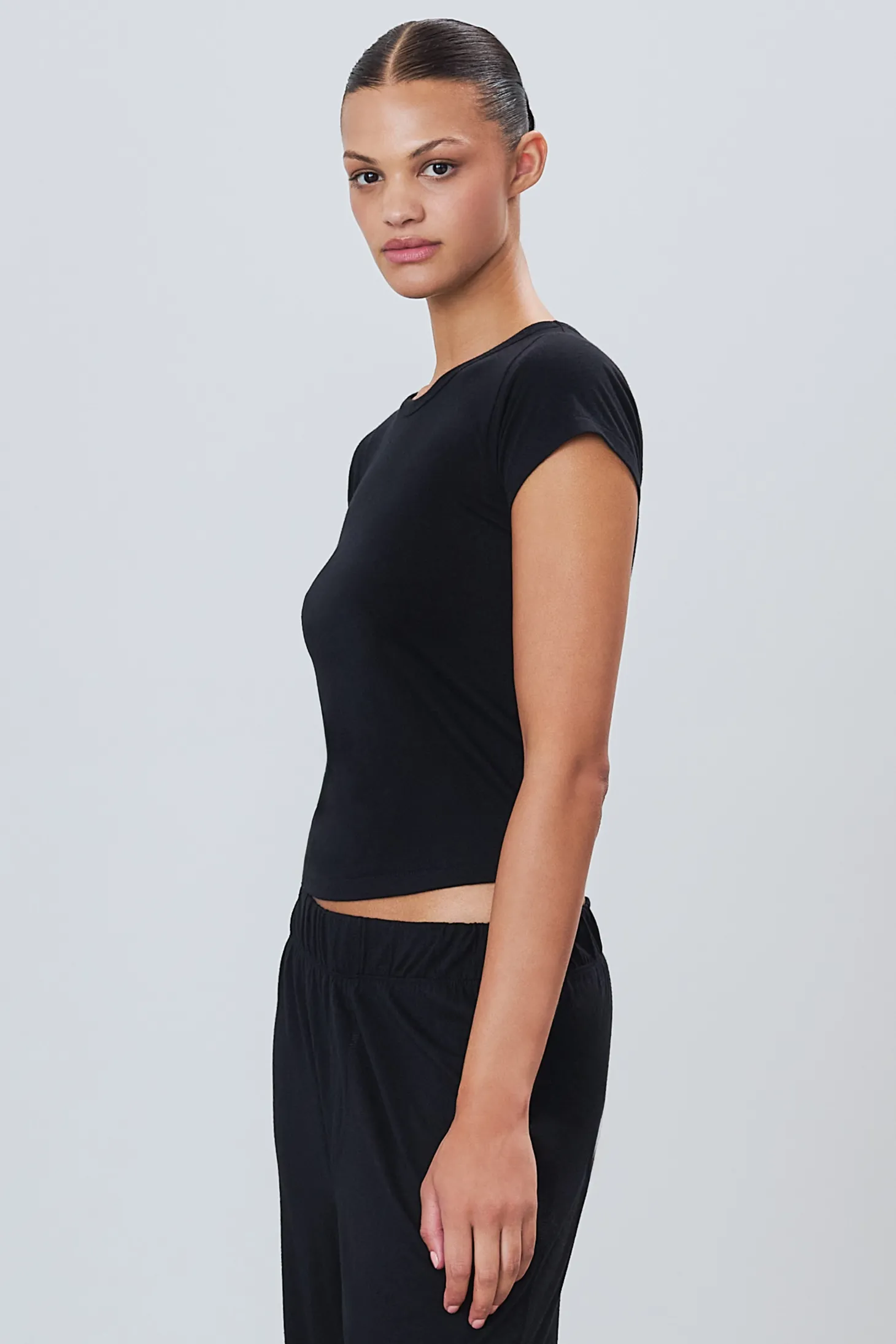 FITTED CREWNECK SHORT SLEEVE T-SHIRT