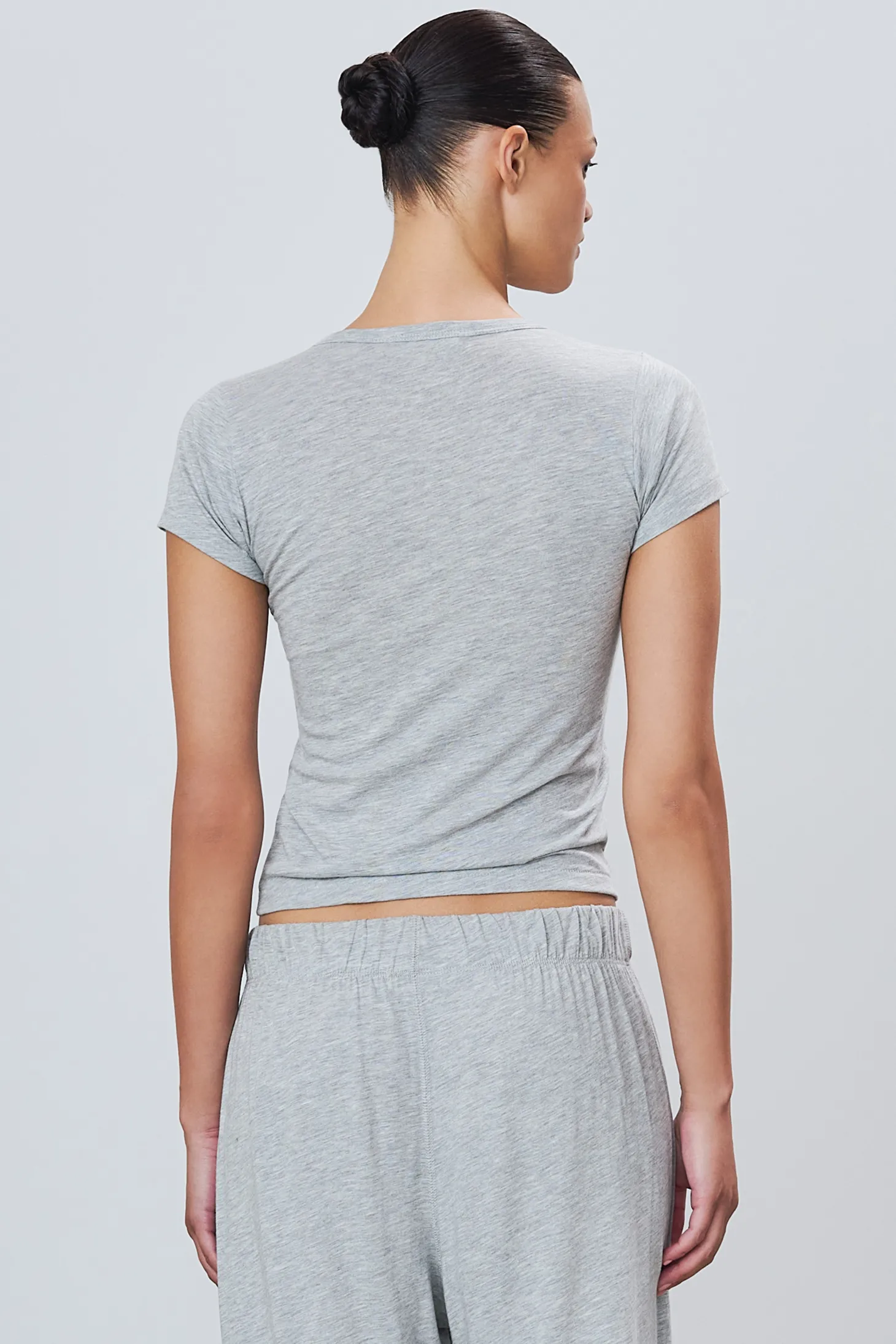 FITTED CREWNECK SHORT SLEEVE T-SHIRT