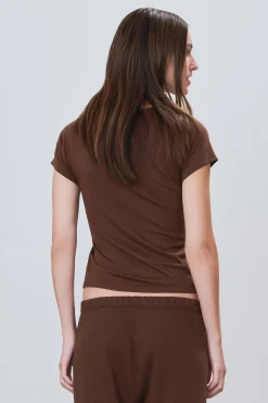FITTED CREWNECK SHORT SLEEVE T-SHIRT